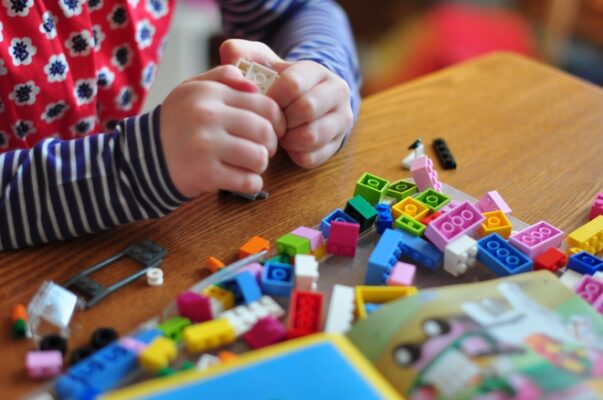 Đứa trẻ nào cũng nên có một bộ đồ chơi lego vì những lợi ích tuyệt vời này - Ảnh 2.